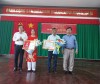 ĐC Trần Mạnh Tuyển và Nguyễn Tiến Trung trao huy hiệu cho 02 đồng chí 30 năm tuổi đảng