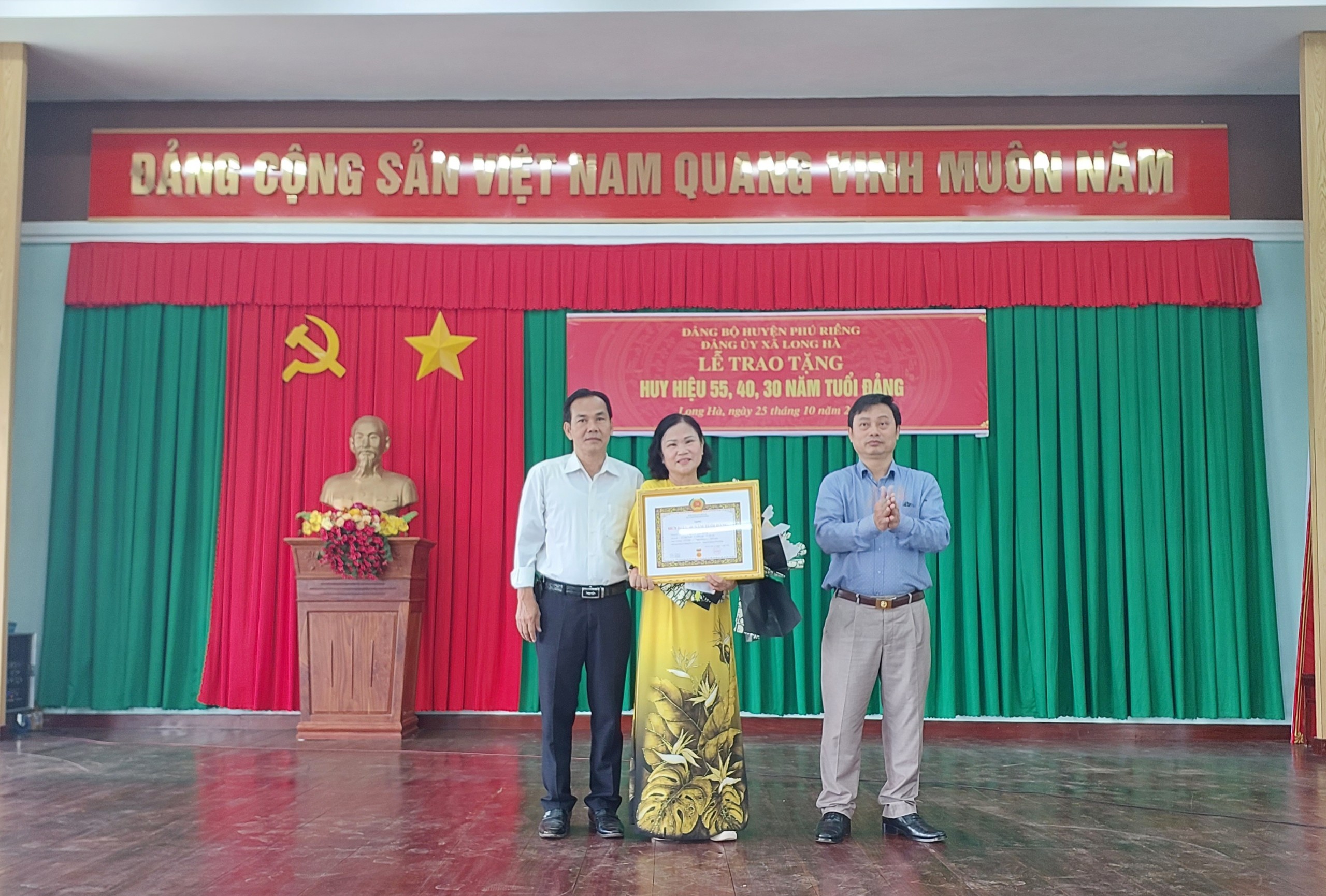 ĐC Nguyễn Thị Hạng được trao 40 năm tuổi đảng