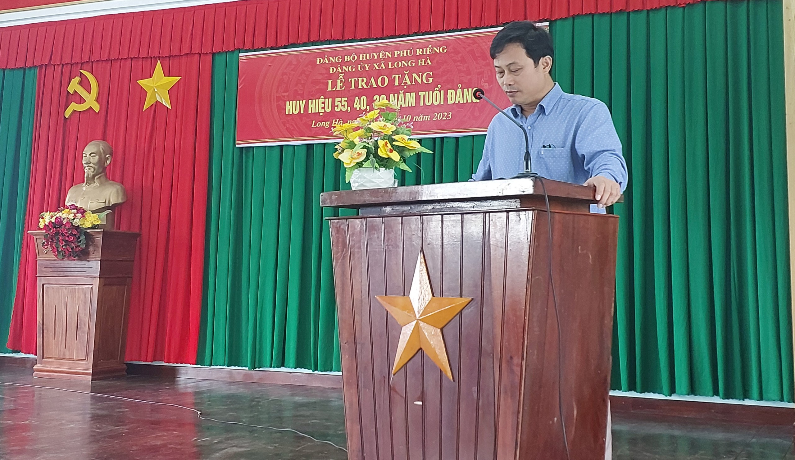 Đồng chí Trần Mạnh Tuyển phát biểu chúc mừng
