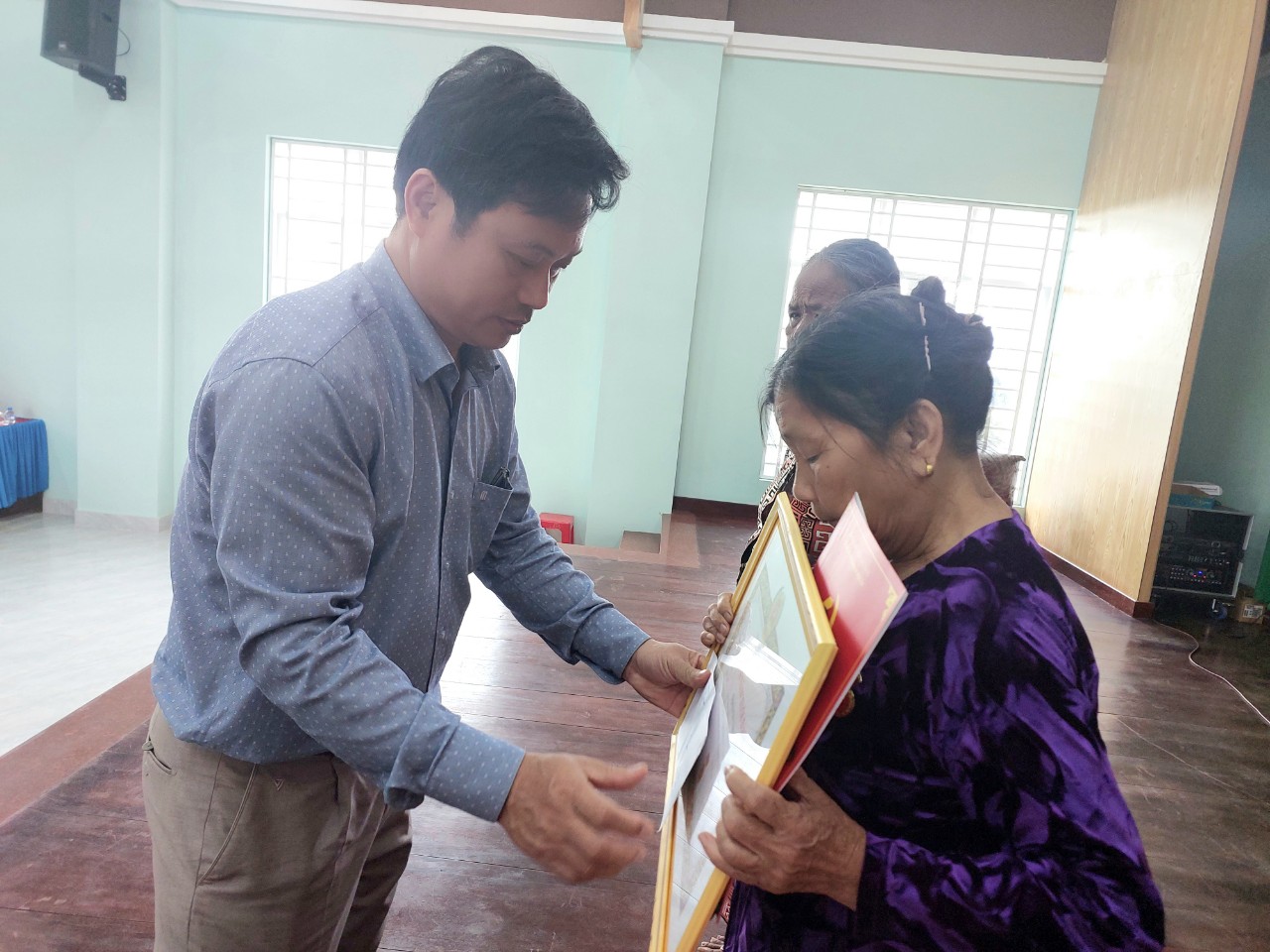 Đồng chí Trần Mạnh Tuyển trao huy hiệu 55 tuổi đảng cho đồng chí Nguyễn Thị Tao