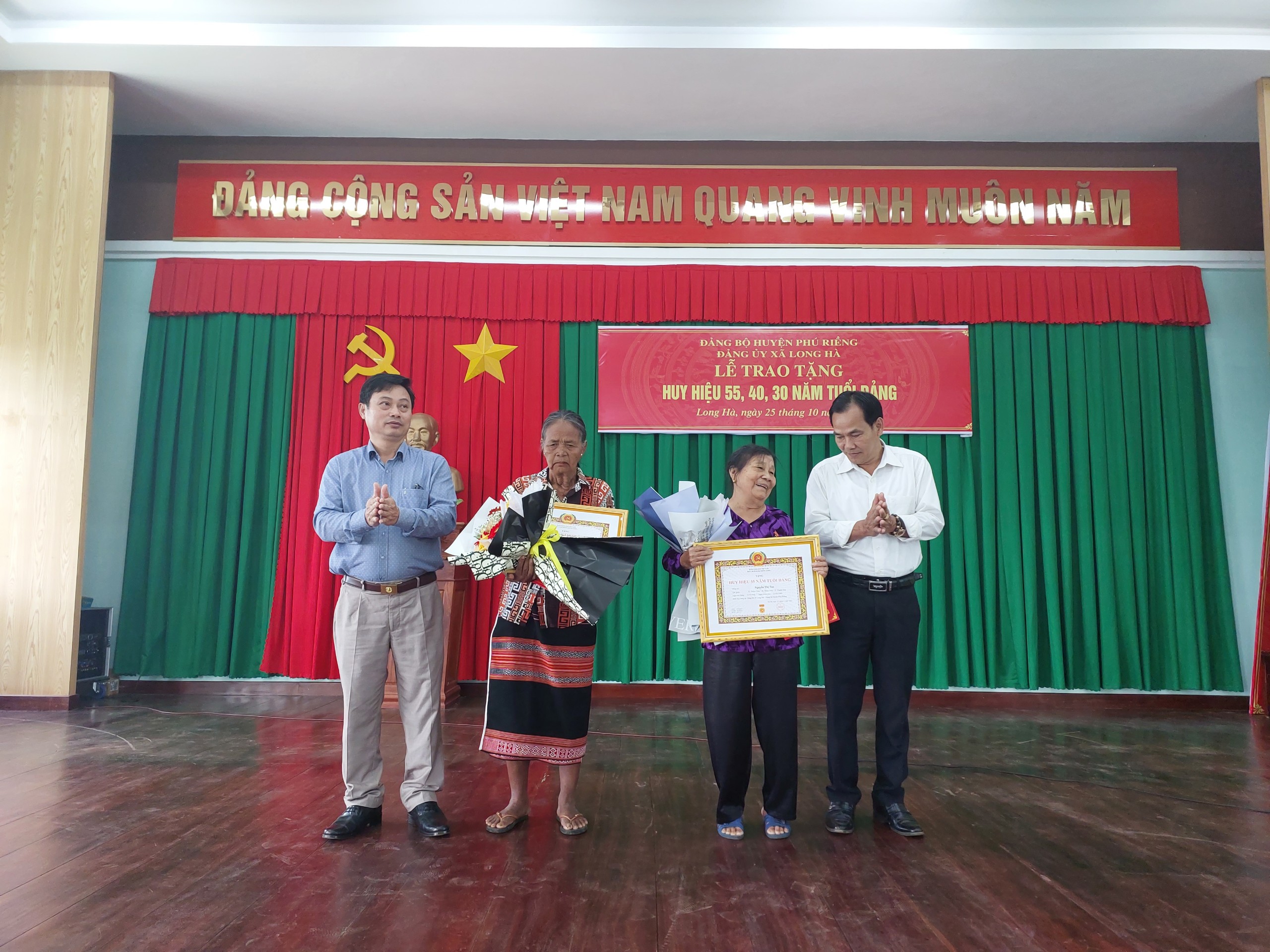 Đồng chí Trần Mạnh Tuyển và Nguyễn Tiến Trung tặng hoa chúc mừng 02 đồng chí 55 tuổi đảng